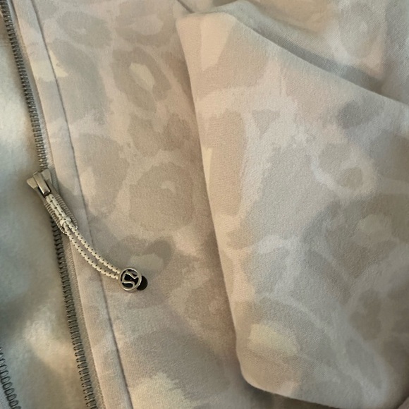 Lululemon Scuba Full-Zip Cropped Hoodie size 8 Leopard Grey EUC - Picture 3 of 4